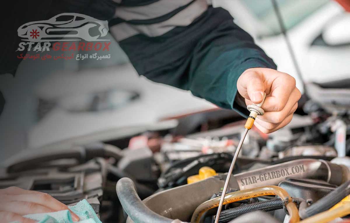 تصویر تعمیرکار فنی در حال تعمیر قطعات الکترونیکی چری آریزو 5