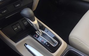 عکس شاخص آشنایی با حروف در دنده اتوماتیک و کاربرد هر کدام؟